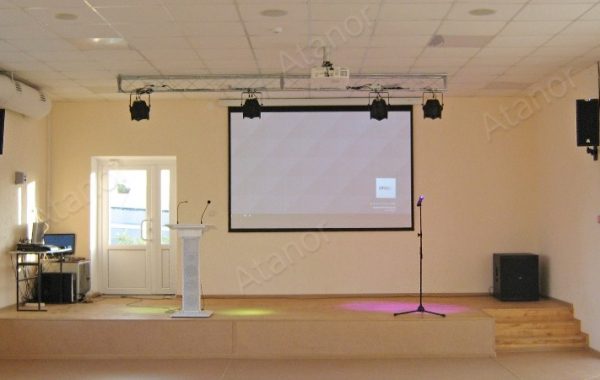 Актовый зал в школе поселка Миллерово