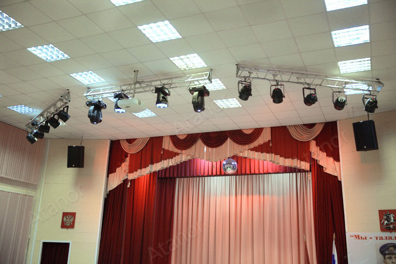 Освещение сцены в актовом зале Московского технологического колледжа №28 